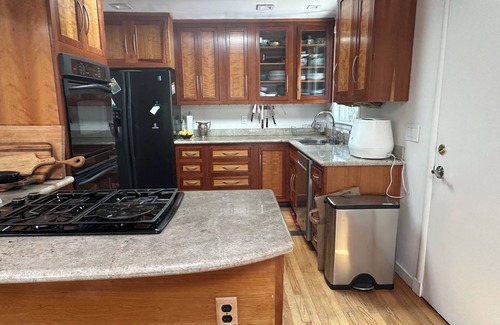 Redwood City House | 3-bedroom house in Redwood City near Stanford. Sunny, gardened, modern decor.