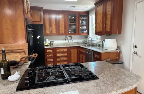 Redwood City House | 3-bedroom house in Redwood City near Stanford. Sunny, gardened, modern decor.