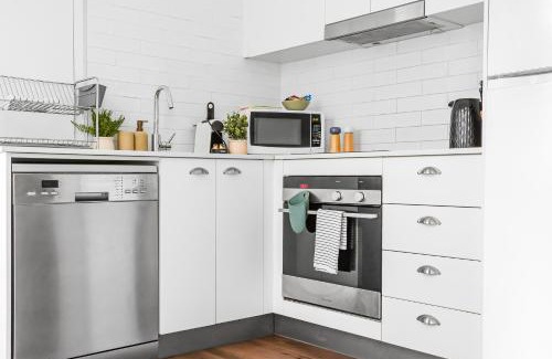 Millers Point Apartment | 3 Bedroom House- Millers Point Good for 8 Guests