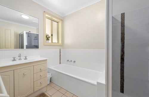 Lakewood House | 3 BEDROOM HOUSE NEAR LAKE