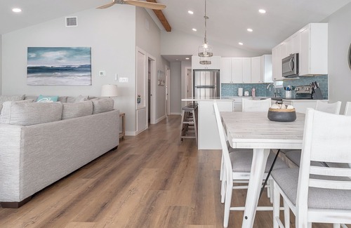 Pirates Beach House | 3 Bedroom House Ocean Views and Walking Distance to Beach! BRAND NEW RENOVATION