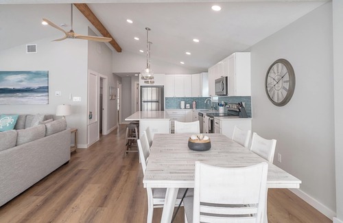 Pirates Beach House | 3 Bedroom House Ocean Views and Walking Distance to Beach! BRAND NEW RENOVATION