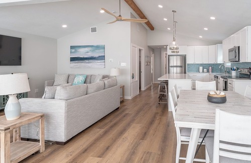 Pirates Beach House | 3 Bedroom House Ocean Views and Walking Distance to Beach! BRAND NEW RENOVATION