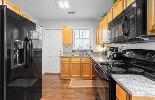 Sylvan Hills House | 3-bedroom house, Pet Friendly, 10 Minutes to EVERYTHING!