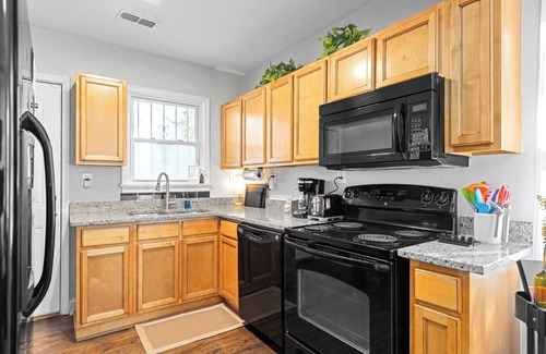 Sylvan Hills House | 3-bedroom house, Pet Friendly, 10 Minutes to EVERYTHING!