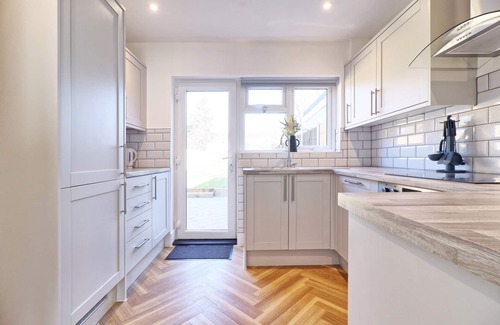 Writtle House | 3 Bedroom House, Sleeps 6, Private Parking, Wifi