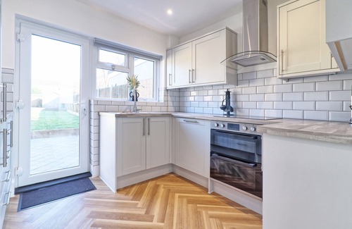 Writtle House | 3 Bedroom House, Sleeps 6, Private Parking, Wifi