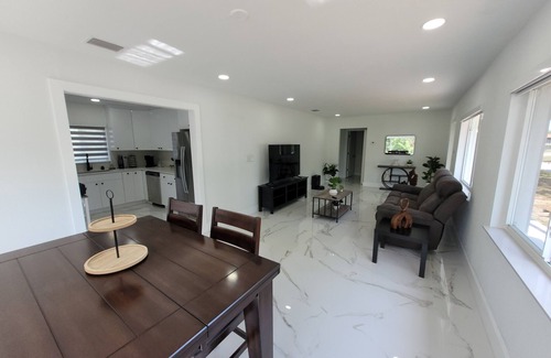 Temple Terrace House | 3-bedroom house in welcoming Temple Terrace, WiFi. EV car charging oulet, PS4