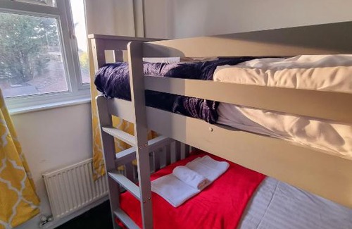 Slough Apartment | 3 bedroom house with driveway near legoland Heathrow Airport and Windsor