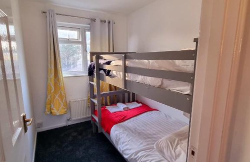 Slough Apartment | 3 bedroom house with driveway near legoland Heathrow Airport and Windsor