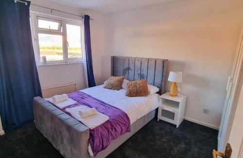 Slough Apartment | 3 bedroom house with driveway near legoland Heathrow Airport and Windsor