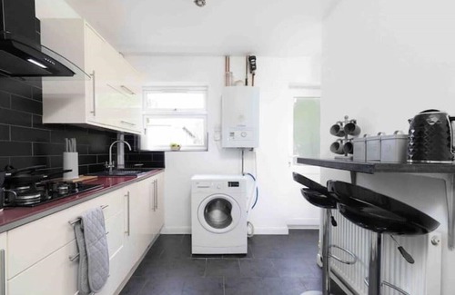Holbrooks House | 3 Bedroom House with Private Driveway