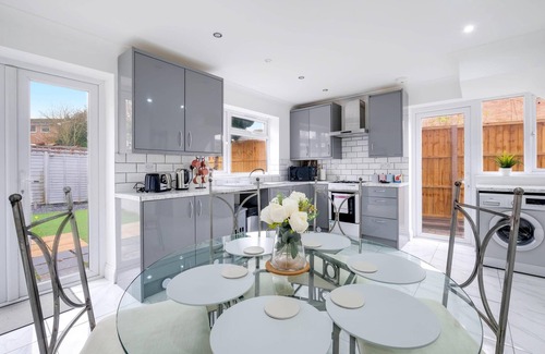 Windsor House | 3 Bedroom House with Parking in Windsor