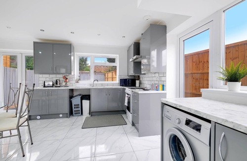 Windsor House | 3 Bedroom House with Parking in Windsor