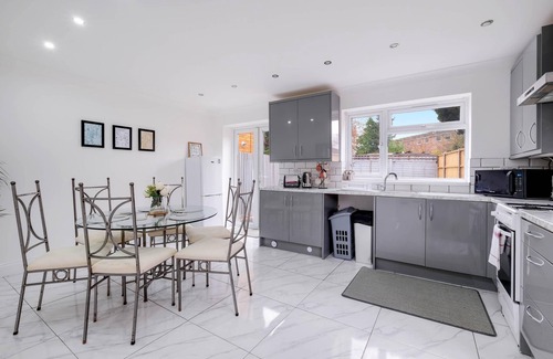 Windsor House | 3 Bedroom House with Parking in Windsor