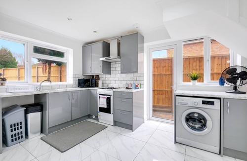 Windsor House | 3 Bedroom House with Parking in Windsor