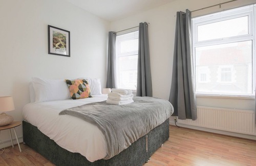 Canton House | 3 Bedroom House with Sky TV and Easy Access to City Centre