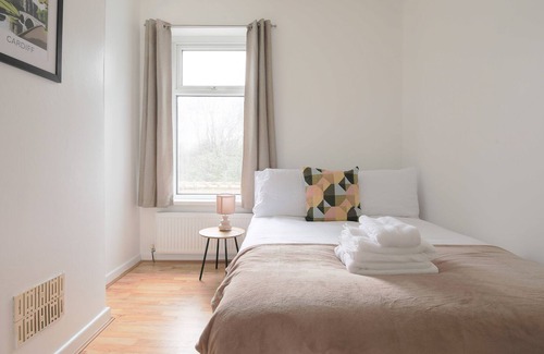 Canton House | 3 Bedroom House with Sky TV and Easy Access to City Centre