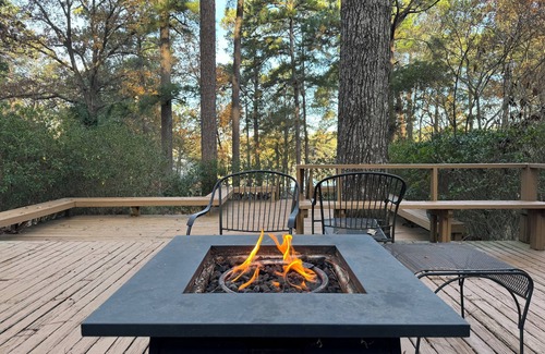 Hattiesburg House | 3-bedroom lakefront house in charming Hattiesburg with AC, WiFi. Enjoy your stay