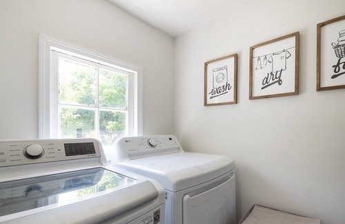 Newnan House | 3 Bedroom - Large Driveway w/ Fenced In Yard