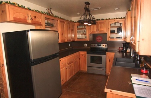 Hatfield Cabin | 3 Bedroom located on 450 acres w/hot tub, private UTV Trails