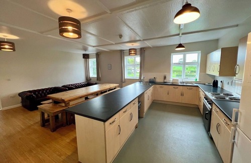 Exmouth Cabin | 3 Bedroom lodge style accommodation, Sleeps 14 with a large kitchen/dinner