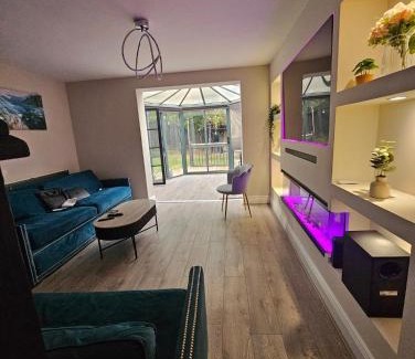 Stonnall Bed & Breakfast | 3 bedroom luxury house - Quiet & Central with free parking