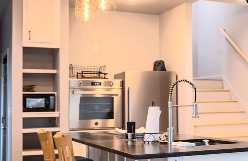 Charleston House | 3 bedroom marsh & sunset views. NON SMOKING home 5 minutes from Folly Beach.