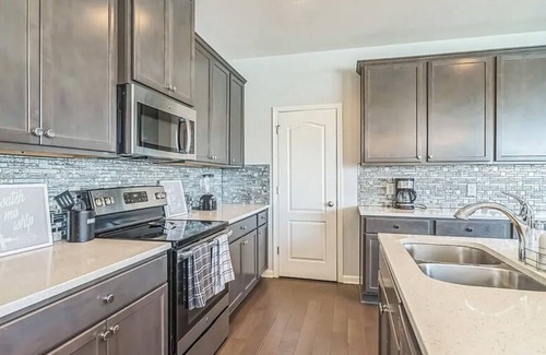 Fairburn House | 3-bedroom Modern Townhome just outside Atlanta