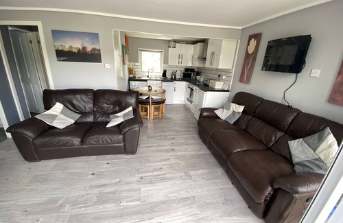 Bont Newydd Ski Chalet | 3 Bedroom Modernised Cabin in Snowdonia amazing walks, views & on site fishing