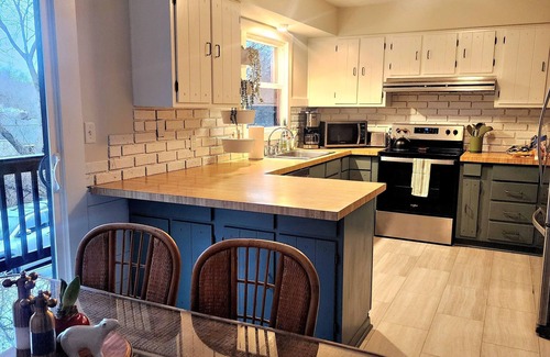 Cuyahoga Falls House | 3 bedroom nature retreat near Blossom Music, Sarah's vineyard & National park