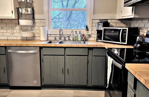 Cuyahoga Falls House | 3 bedroom nature retreat near Blossom Music, Sarah's vineyard & National park