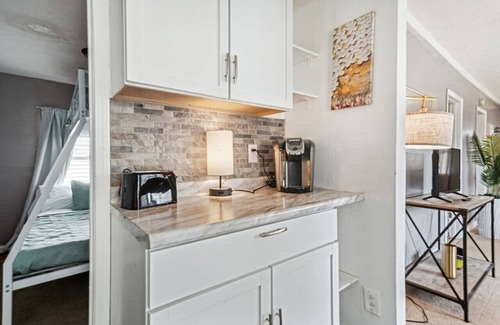 Garfield Heights House | 3 bedroom near Cleveland Clinic, UH, Hopkins Airport, up to 8 guests