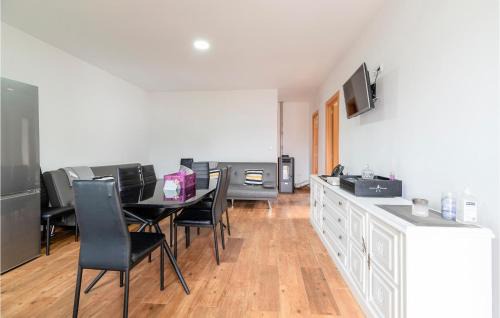 Arnoia Apartment | 3 Bedroom Nice Apartment In A Arnoia