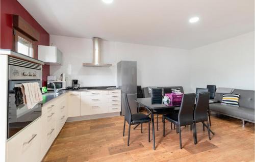 Arnoia Apartment | 3 Bedroom Nice Apartment In A Arnoia