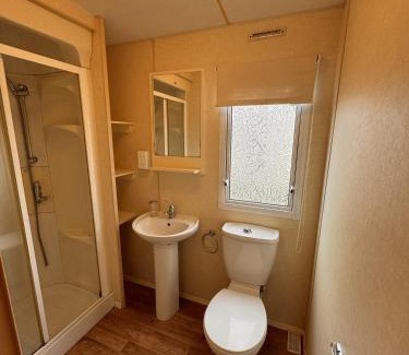 Towyn Ski Chalet | 3 bedroom pet friendly Lyons Winkups Towyn