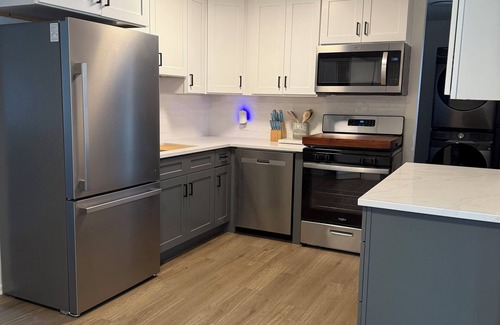 Cumings Beach Park House | 3-bedroom pet friendly home in Madison walking distance to beach & winery