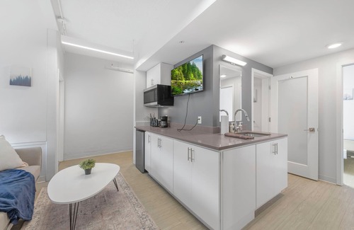 South Kansas City Apartment | 3-bedroom Pod in Kansas City w/WiFi, AC, Parking & Dedicated Workspace by UMKC