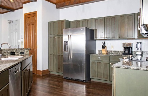 Lake Delton Resort | 3 Bedroom Presidential at Glacier Canyon Lodge! Waterpark included!