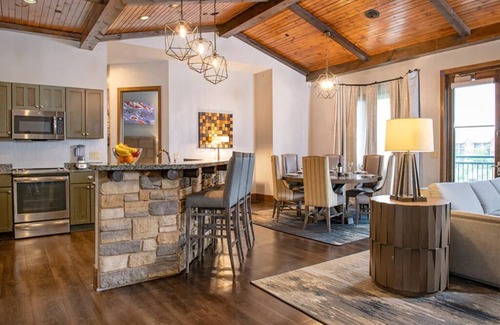 Lake Delton Resort | 3 Bedroom Presidential at Glacier Canyon Lodge! Waterpark included!