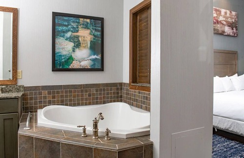 Lake Delton Resort | 3 Bedroom Presidential at Glacier Canyon Lodge! Waterpark included!