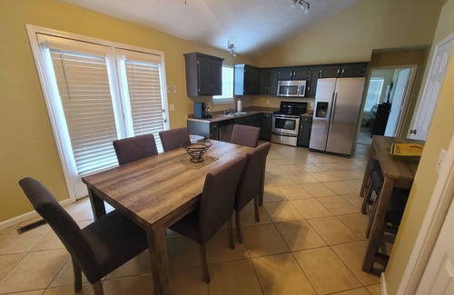 Old Hickory House | 3 bedroom ranch on the pond, close to Downtown & Old Hickory Lake. Pool.