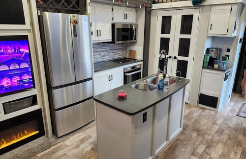 Moses Lake House | 3-bedroom RV in charming mardon resort on the golf course. Pets ok with AC, WiFi
