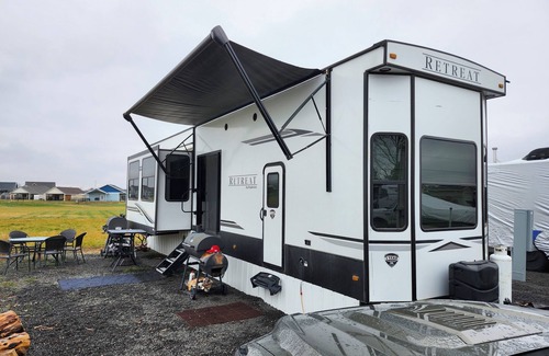Moses Lake House | 3-bedroom RV in charming mardon resort on the golf course. Pets ok with AC, WiFi