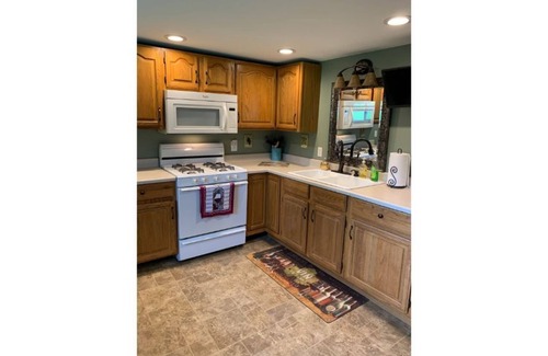 East Palmyra House | 3 Bedroom's with 4 beds, 1/2 wrap around porch, patio, 2 firepits, outdoor bar!