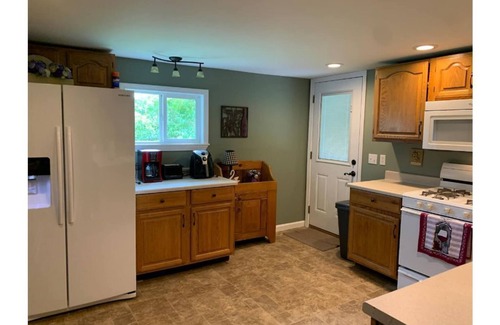 East Palmyra House | 3 Bedroom's with 4 beds, 1/2 wrap around porch, patio, 2 firepits, outdoor bar!