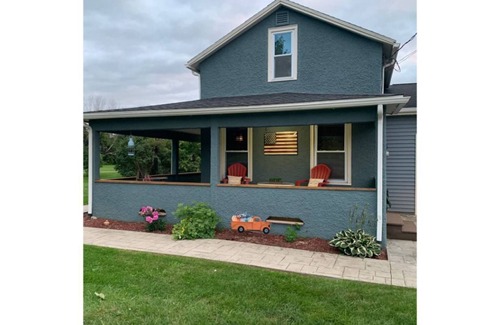 East Palmyra House | 3 Bedroom's with 4 beds, 1/2 wrap around porch, patio, 2 firepits, outdoor bar!