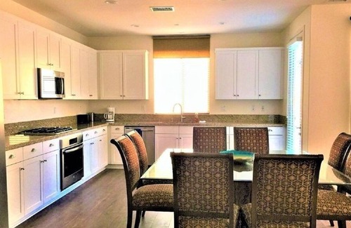 Lake Forest Apartment | 3 Bedroom Single family 460355 by Houzlet