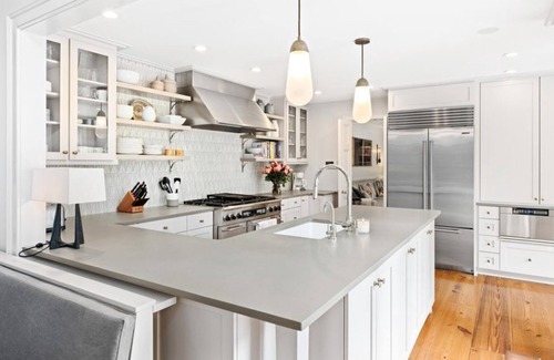 South of Broad Apartment | 3 Bedroom Single family L-554351 by Houzlet