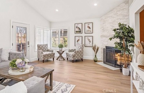Mission Viejo Apartment | 3 Bedroom Single family L-597259 by Houzlet